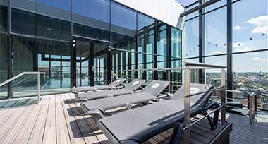 Binnenzwembad met panoramisch uitzicht bij Fletcher Wellness-Hotel Leiden