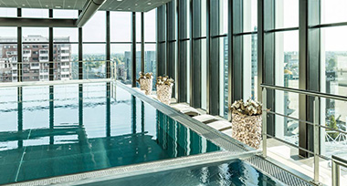Binnenzwembad met panoramisch uitzicht bij Fletcher Wellness-Hotel Leiden